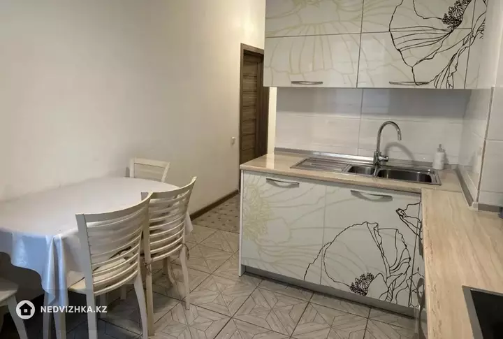 3-комнатная квартира, этаж 14 из 20, 120 м², На длительный срок, фотография 2