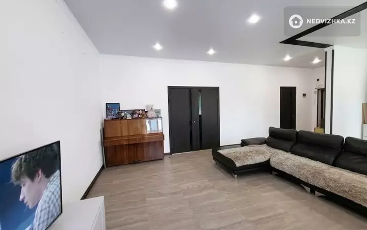 2-комнатная квартира, этаж 4 из 4, 96 м², фотография 4