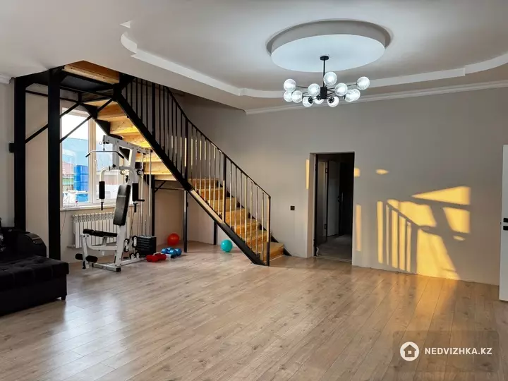 9-комнатный дом, 8 соток, 240 м², фотография 2