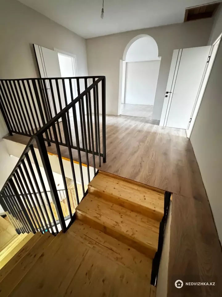 9-комнатный дом, 8 соток, 240 м², фотография 5