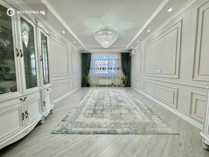 4-комнатная квартира, этаж 8 из 12, 111 м², фотография 2