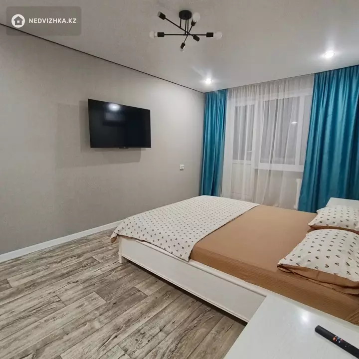 1-комнатная квартира, этаж 2 из 5, 35 м², Посуточно, фотография 2