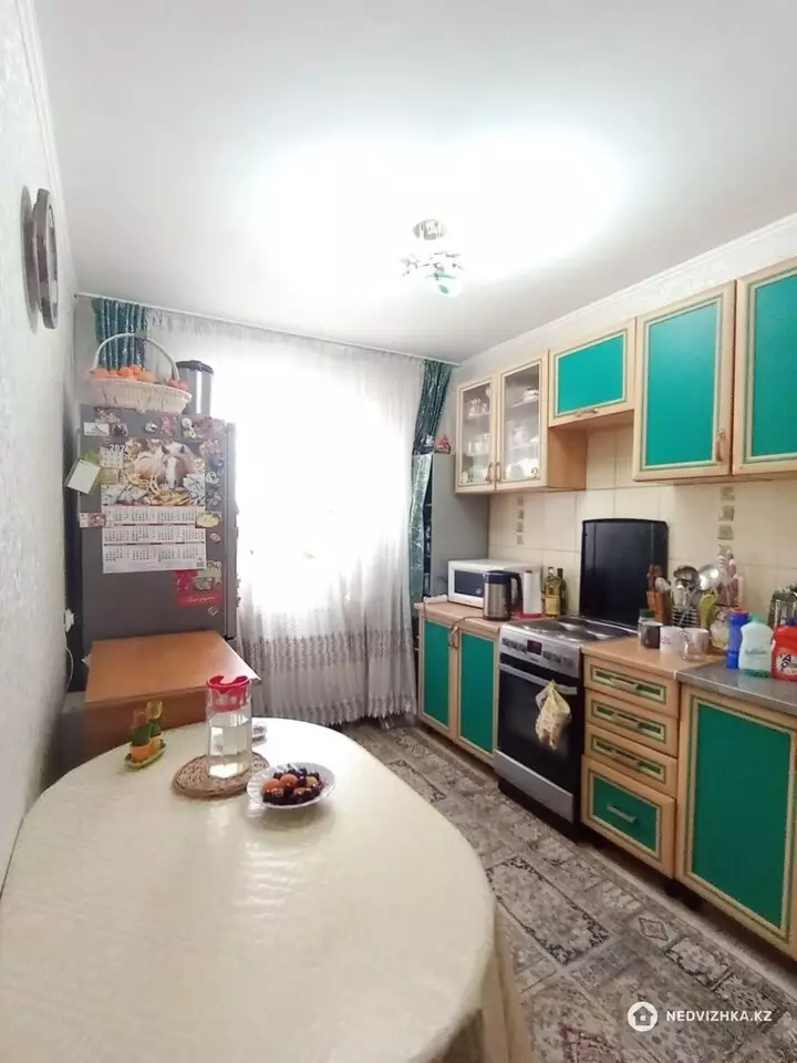 3-комнатная квартира, этаж 8 из 9, 68 м², На длительный срок, фотография 2