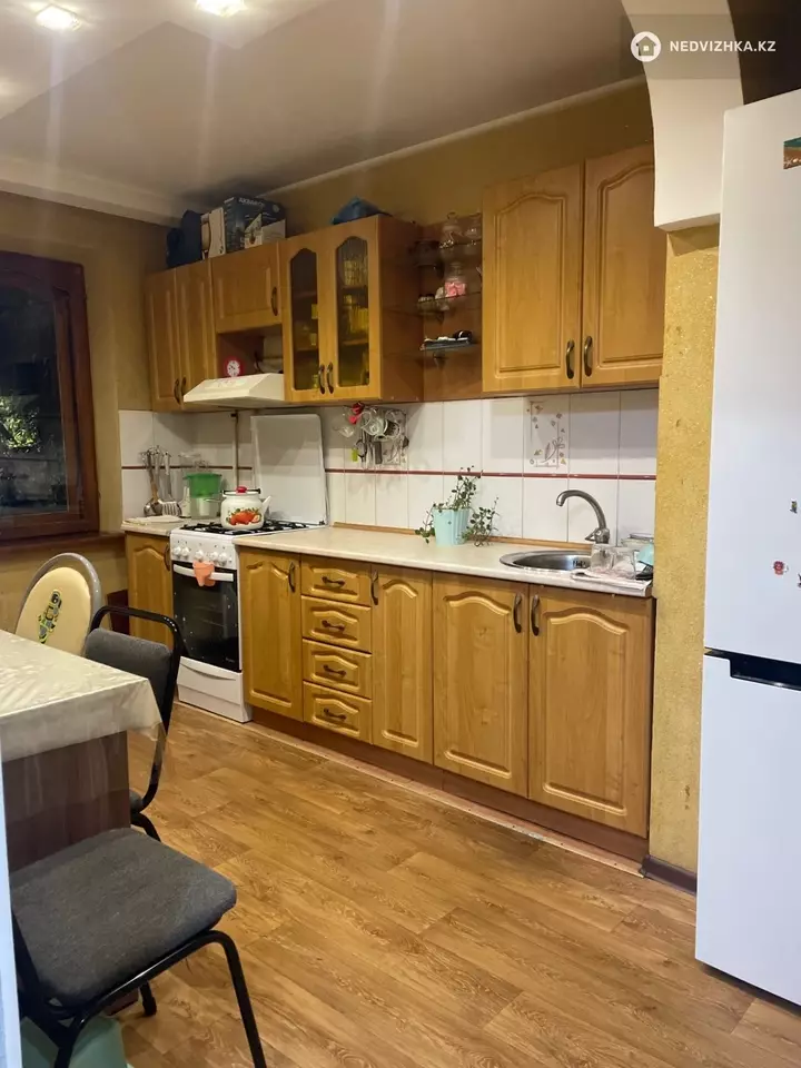 2-комнатная квартира, этаж 2 из 9, 64 м², На длительный срок