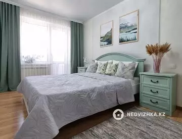 4-комнатная квартира, этаж 4 из 13, 90 м², Посуточно