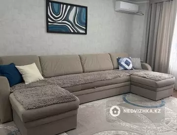 4-комнатная квартира, этаж 4 из 13, 90 м², Посуточно