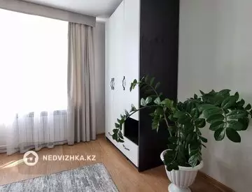 4-комнатная квартира, этаж 4 из 13, 90 м², Посуточно, миниатюра 9