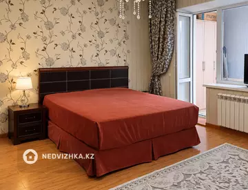 3-комнатная квартира, этаж 4 из 5, 110 м², На длительный срок, миниатюра 1