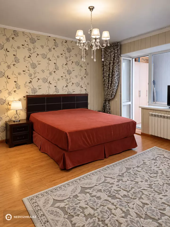 3-комнатная квартира, этаж 4 из 5, 110 м², На длительный срок
