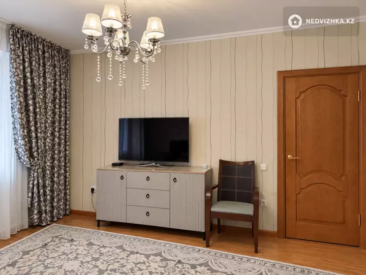 3-комнатная квартира, этаж 4 из 5, 110 м², На длительный срок, фотография 2
