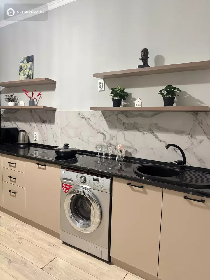 1-комнатная квартира, этаж 12 из 12, 50 м², Посуточно, фотография 3