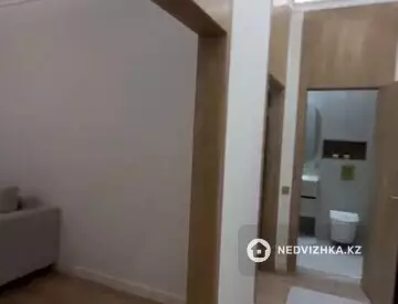3-комнатная квартира, этаж 2 из 10, 65 м², миниатюра 2