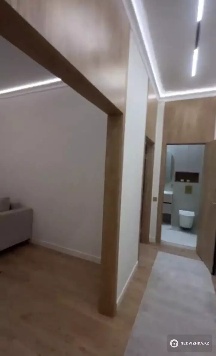 3-комнатная квартира, этаж 2 из 10, 65 м², фотография 2