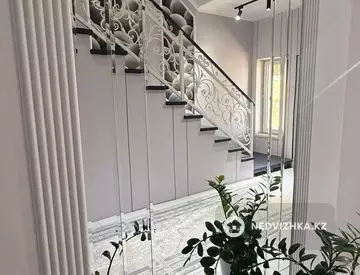 10-комнатный дом, 8 соток, 240 м²