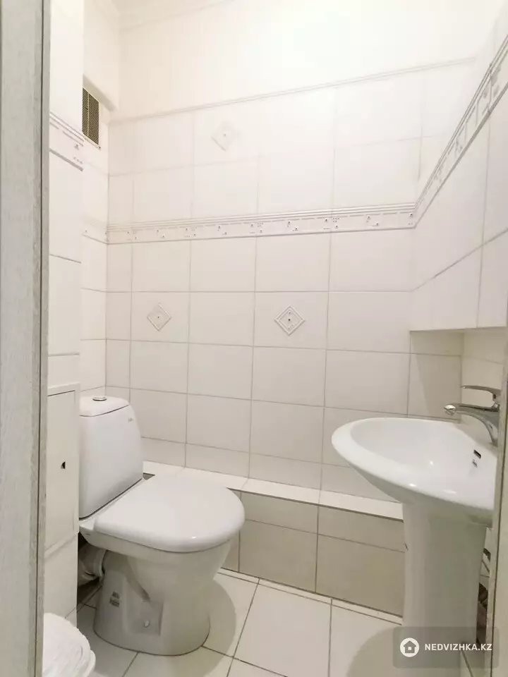 3-комнатная квартира, этаж 2 из 5, 74 м², фотография 2