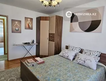 2-комнатная квартира, этаж 4 из 5, 50 м², Посуточно, миниатюра 2