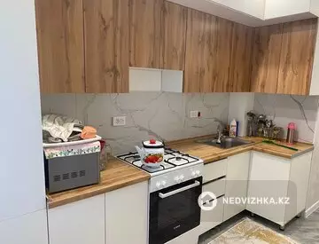 2-комнатная квартира, этаж 8 из 9, 63 м², На длительный срок, миниатюра 2