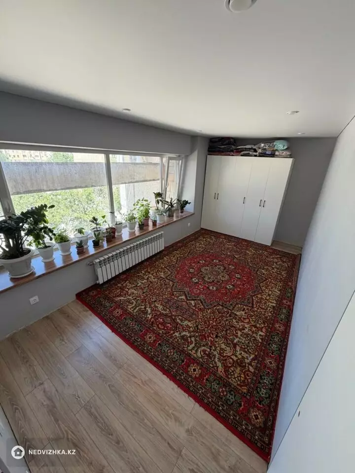 2-комнатная квартира, этаж 3 из 5, 69 м², фотография 4