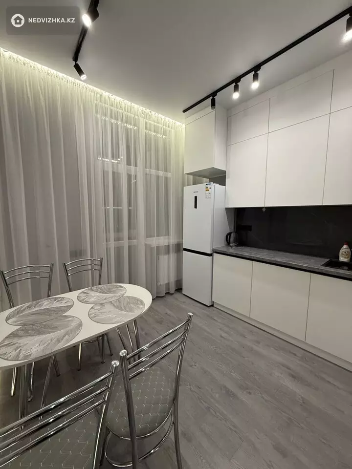 1-комнатная квартира, этаж 8 из 17, 45 м², Посуточно, фотография 4