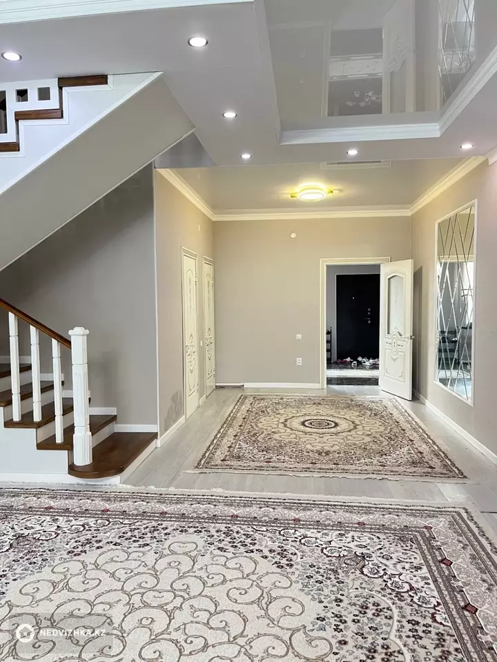 7-комнатный дом, 6 соток, 207 м², фотография 2