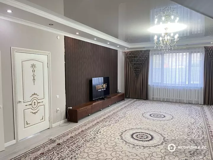 7-комнатный дом, 6 соток, 207 м², фотография 3
