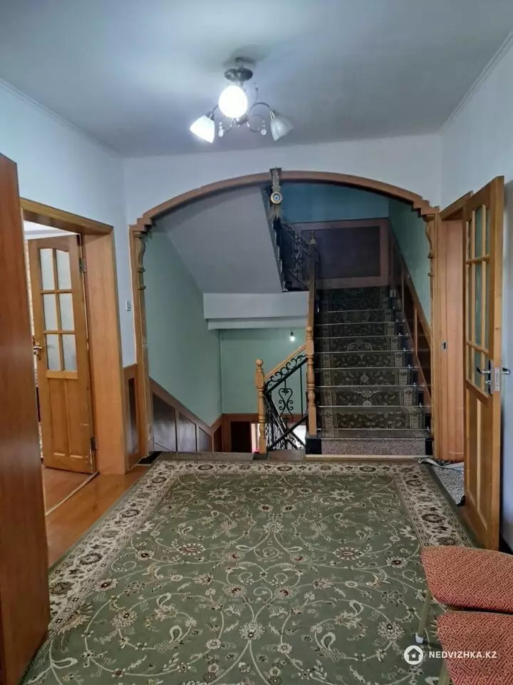 6-комнатный дом, 5 соток, 330 м², фотография 2