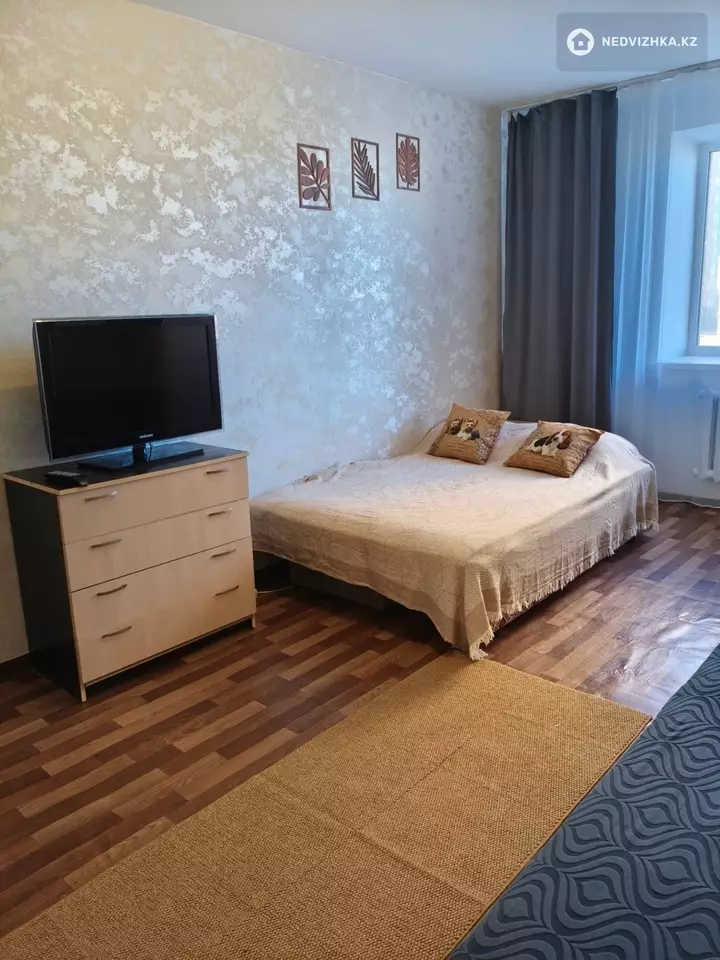 1-комнатная квартира, этаж 4 из 11, 37 м², Посуточно, фотография 3