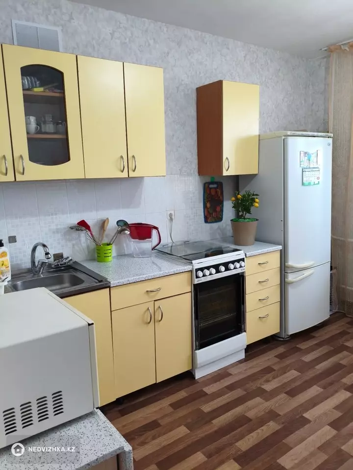 1-комнатная квартира, этаж 4 из 11, 37 м², Посуточно, фотография 4