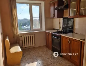 3-комнатная квартира, этаж 8 из 9, 63 м², миниатюра 2