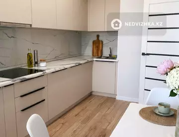 1-комнатная квартира, этаж 5 из 20, 40 м², Посуточно, миниатюра 11