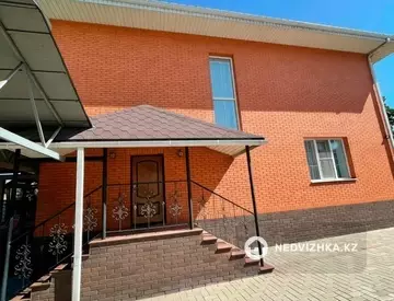 5-комнатный дом, 0.6 соток, 200 м²