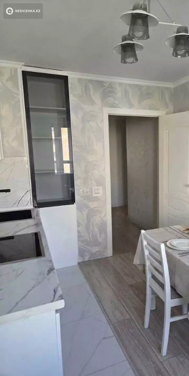 3-комнатная квартира, этаж 4 из 14, 76 м², фотография 2