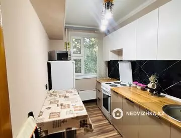 2-комнатная квартира, этаж 4 из 5, 45 м², На длительный срок, миниатюра 1