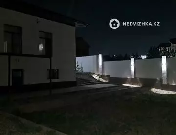 6-комнатный дом, 0.8 соток, 240 м²