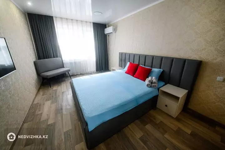1-комнатная квартира, этаж 4 из 5, 33 м², Посуточно, фотография 2