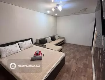 1-комнатная квартира, этаж 3 из 5, 32 м², Посуточно, миниатюра 1