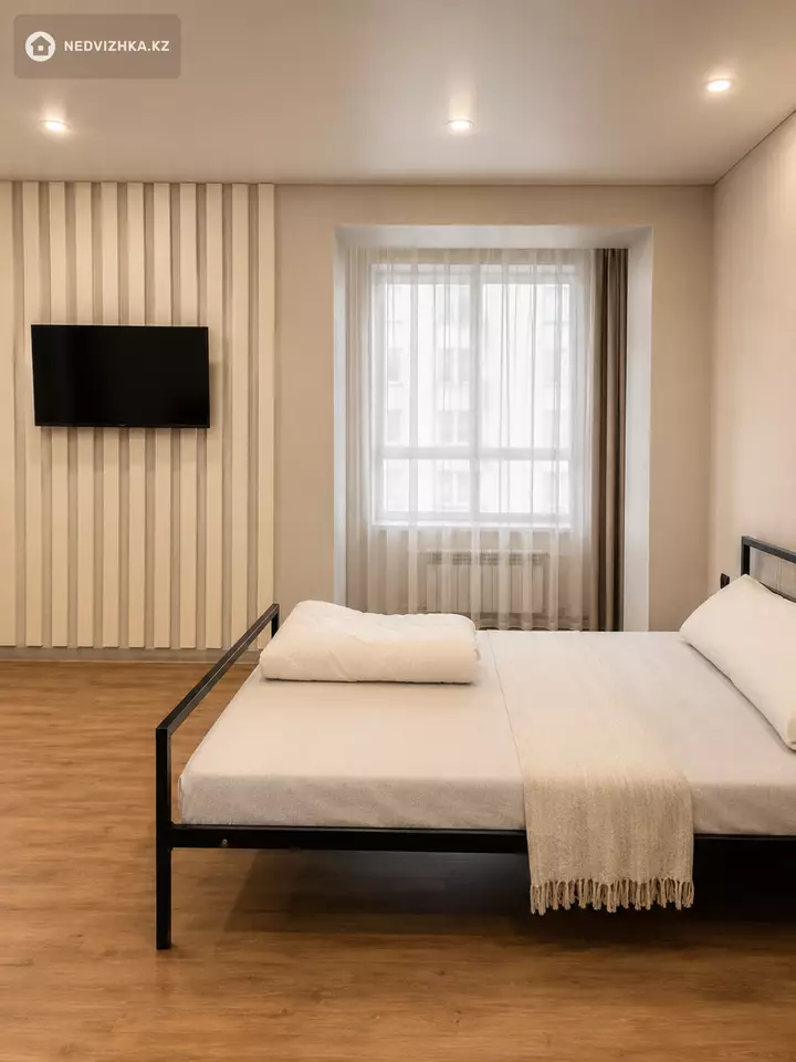 1-комнатная квартира, этаж 8 из 9, 40 м², Посуточно, фотография 3