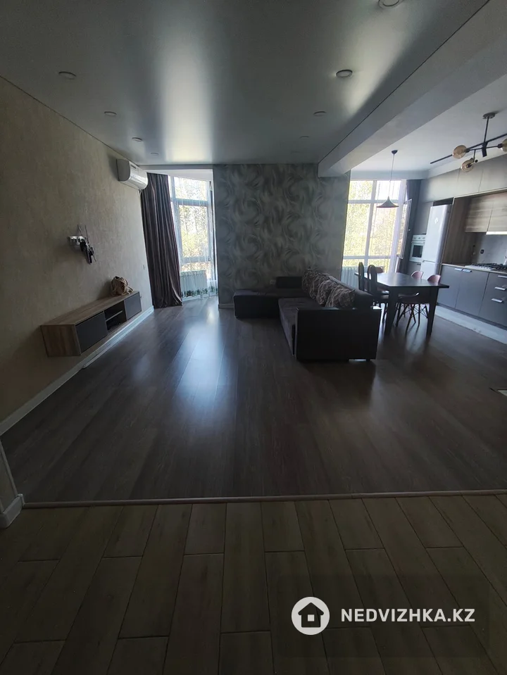 3-комнатная квартира, этаж 3 из 5, 90 м², На длительный срок, фотография 2