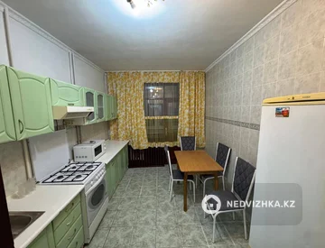 3-комнатная квартира, этаж 4 из 5, 70 м², На длительный срок, миниатюра 2