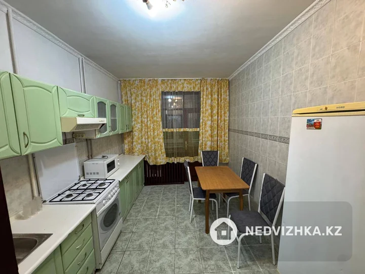 3-комнатная квартира, этаж 4 из 5, 70 м², На длительный срок, фотография 2