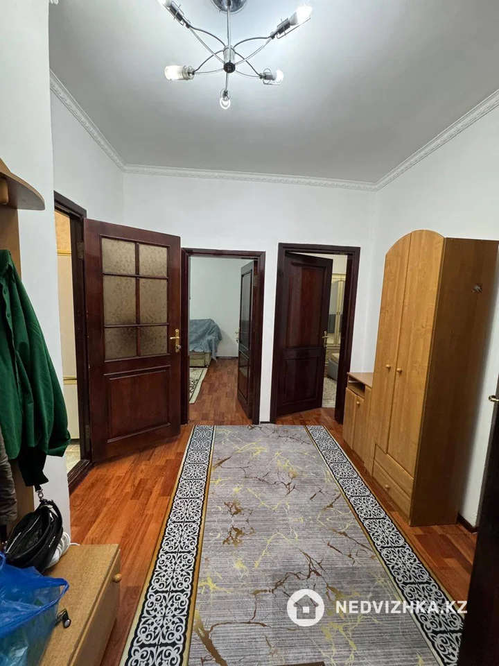 3-комнатная квартира, этаж 4 из 5, 70 м², На длительный срок, фотография 3