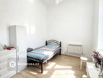 3-комнатная квартира, этаж 4 из 5, 94 м², миниатюра 4