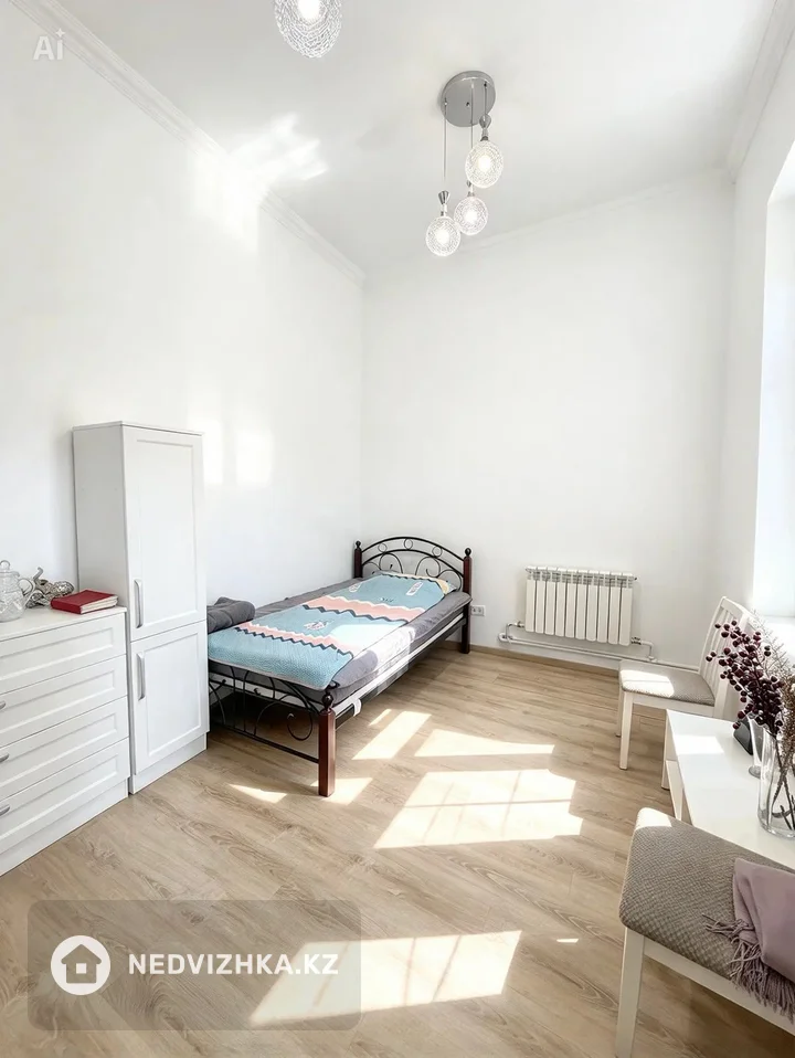 3-комнатная квартира, этаж 4 из 5, 94 м², фотография 4