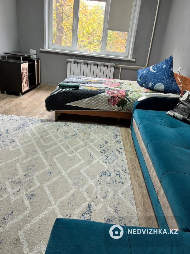 1-комнатная квартира, этаж 2 из 8, 42 м², Посуточно, фотография 2