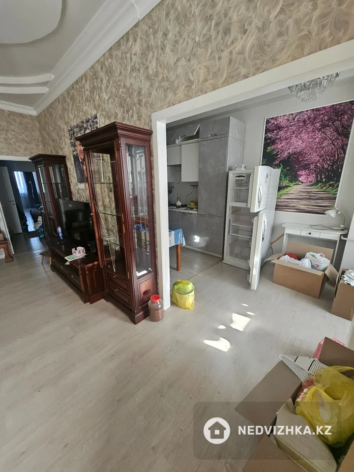 3-комнатная квартира, этаж 4 из 6, 104 м², фотография 4