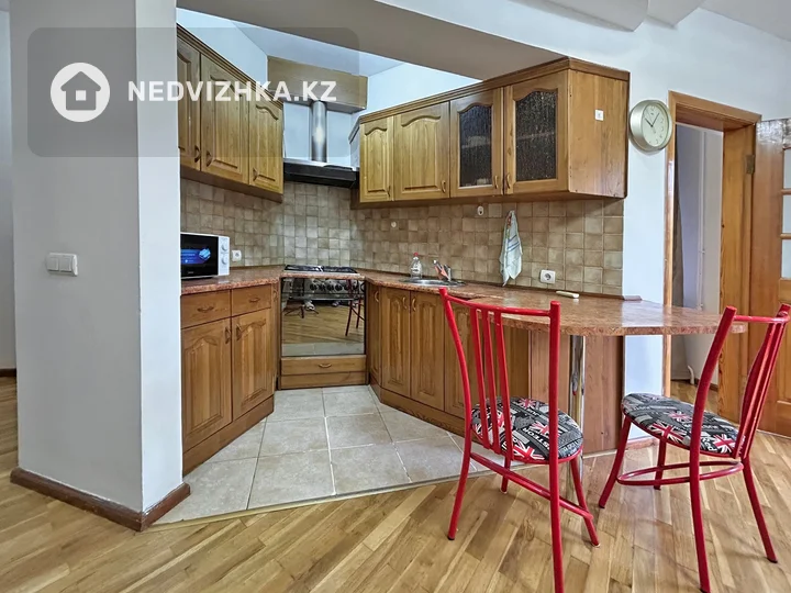 3-комнатная квартира, этаж 3 из 5, 70 м², На длительный срок, фотография 3