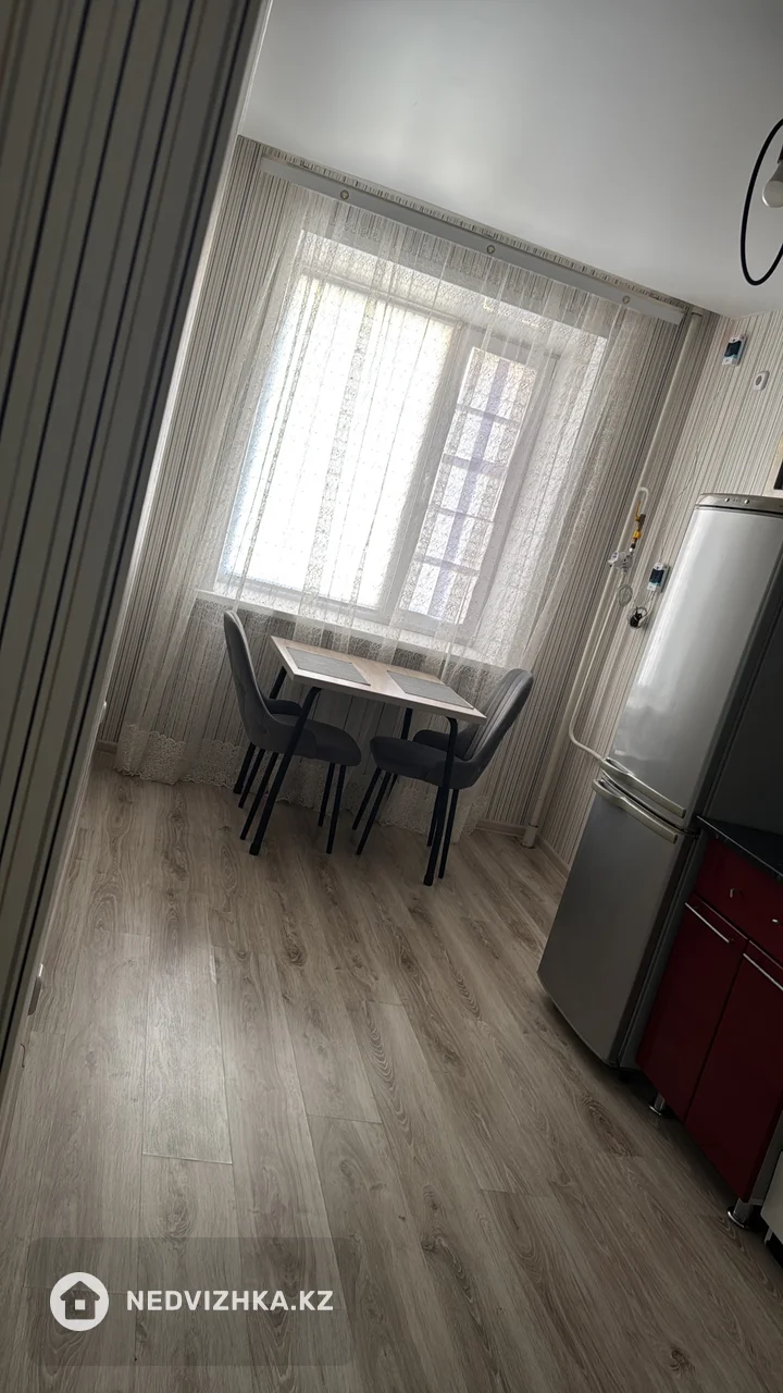 1-комнатная квартира, этаж 2 из 9, 40 м², Посуточно, фотография 2