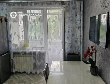 3-комнатная квартира, этаж 4 из 5, 63 м², миниатюра 2