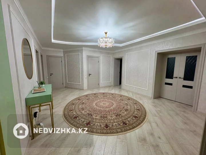 3-комнатная квартира, этаж 1 из 10, 139 м²