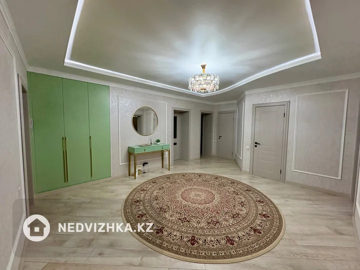 3-комнатная квартира, этаж 1 из 10, 139 м², фотография 2